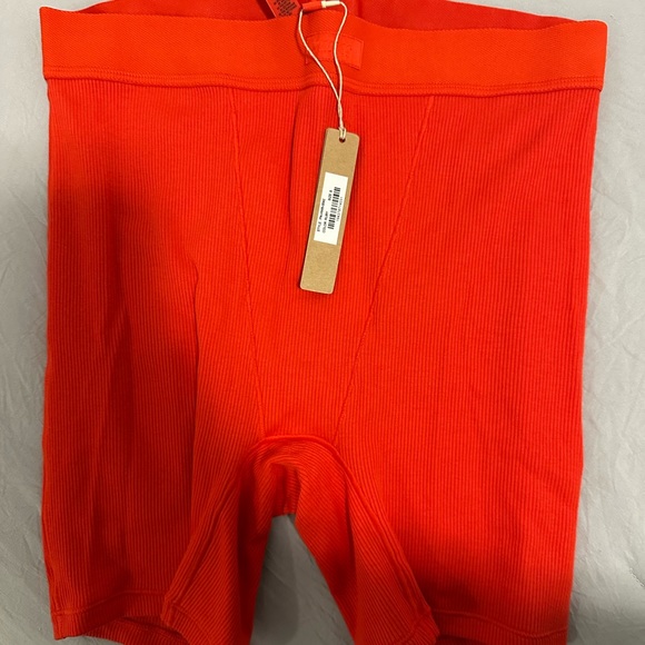 Skims cotton rib boxer in ruby - Picture 5 of 6